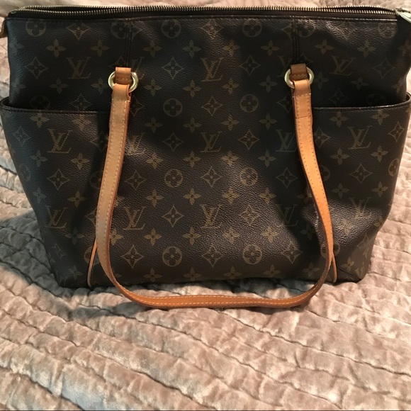 Louis Vuitton - Picture 1 of 5